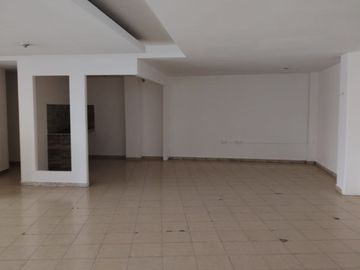 RENTO LOCAL EN ZAVALETA $40,000 CON 130 M2 DOBLE CORTINA EN PLAZA CON ESTACIONAMIENTOS