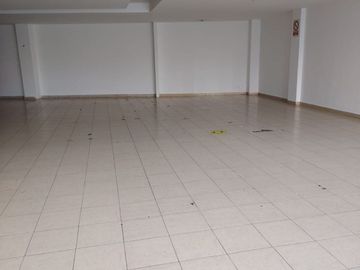 RENTO LOCAL EN ZAVALETA $40,000 CON 130 M2 DOBLE CORTINA EN PLAZA CON ESTACIONAMIENTOS