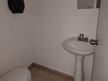 RENTO LOCAL EN ZAVALETA $40,000 CON 130 M2 DOBLE CORTINA EN PLAZA CON ESTACIONAMIENTOS