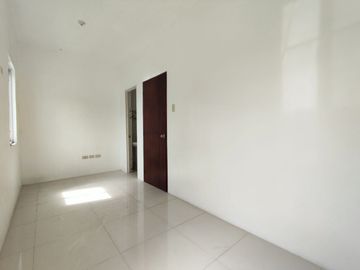 3-storey with 4 Bedrooms Townhouse For Sale in Viente Reales Valenzuela near OLFU-JV2