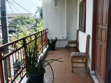 Dijual rumah kosan aktif di jalan utama, pondok Pekayon indah.