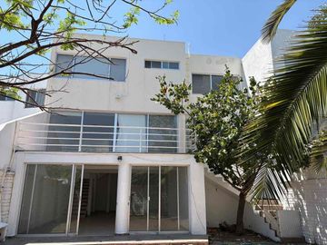 CASA EN RENTA EN LOMAS DE GRAN JARDÍN CON SALÓN DE USOS MÚLTIPLES