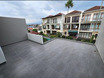 TERMURAH RUMAH 3 LANTAI SETRA DUTA (LAVIDA) BANDUNG STRATEGIS KOLAM RENANG DAN ROOFTOP