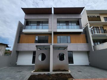 TERMURAH RUMAH 3 LANTAI SETRA DUTA (LAVIDA) BANDUNG STRATEGIS KOLAM RENANG DAN ROOFTOP