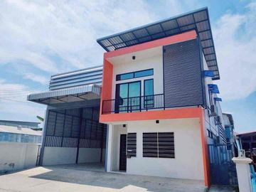 ให้เช่าอาคารสำนักงานพร้อมโกดัง ลำลูกกา คลอง 4
Office + Warehouse พื้นที่ใช้สอย 415 ตร.ม.