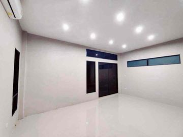 ให้เช่าอาคารสำนักงานพร้อมโกดัง ลำลูกกา คลอง 4
Office + Warehouse พื้นที่ใช้สอย 415 ตร.ม.
