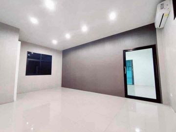 ให้เช่าอาคารสำนักงานพร้อมโกดัง ลำลูกกา คลอง 4
Office + Warehouse พื้นที่ใช้สอย 415 ตร.ม.
