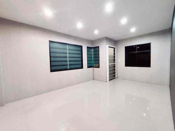 ให้เช่าอาคารสำนักงานพร้อมโกดัง ลำลูกกา คลอง 4
Office + Warehouse พื้นที่ใช้สอย 415 ตร.ม.