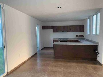 Casa en renta en la Cima a un lado del Refugio 3 recámaras con baño, jardín, amenidades