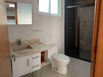 Casa en renta en la Cima a un lado del Refugio 3 recámaras con baño, jardín, amenidades