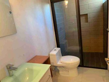 Casa en renta en la Cima a un lado del Refugio 3 recámaras con baño, jardín, amenidades