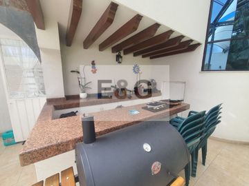 Construcción en Venta en El Mirador, con alberca y jardín... espectacular!