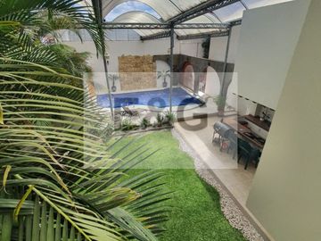 Construcción en Venta en El Mirador, con alberca y jardín... espectacular!