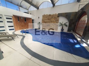 Construcción en Venta en El Mirador, con alberca y jardín... espectacular!