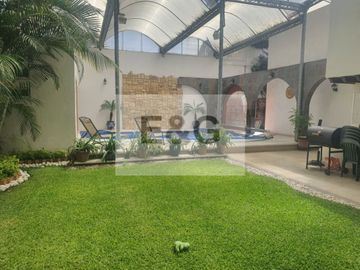 Construcción en Venta en El Mirador, con alberca y jardín... espectacular!