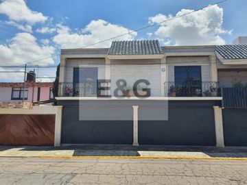 Construcción en Venta en El Mirador, con alberca y jardín... espectacular!