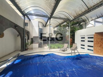 Construcción en Venta en El Mirador, con alberca y jardín... espectacular!