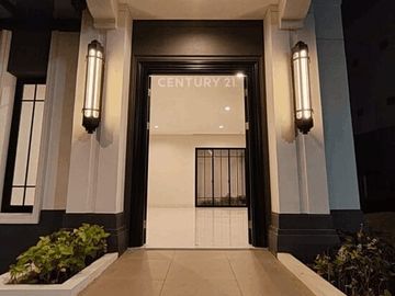 Rumah Mewah Siap Huni di Summarecon Crown Gading – Hook, Smart Door Lock, Dekat Sekolah & Eka Hospital