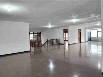 Rumah usaha besar 2 lantai full renov rapih cocok untuk kantor disewakan lokasi strategis Sunter Jakarta Utara
