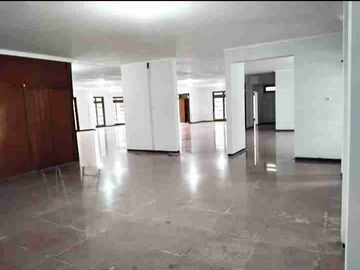 Rumah usaha besar 2 lantai full renov rapih cocok untuk kantor disewakan lokasi strategis Sunter Jakarta Utara