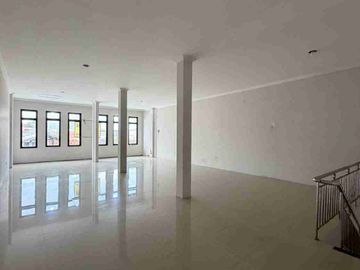 Di Sewakan 1 Ruko Gandeng Di Agus Salim Bekasi

Luas Tanah  400 m²
Luas Bangunan 360 m²
Luas Muka Ruko 7,5 m² x 2 Ruko  
Panjang Ruko 12 m²
Daya Listrik 4400 Watt 
Kamar Mandi 1
Air  Sumur Pompa 
Jumlah Lantai 2
Carport 6 Mobil 
Sertifikat SHM 
IMB  Ada 

Lokasi Padat Penduduk
Lokasi Traffic Rame
Lokasi Deket Sekolahan
Lokasi Deket Stasiun Bekasi
Ruko Cocok Untuk Segala Usaha                 Harga 118.000.000
Lokasi Bebas Banjir