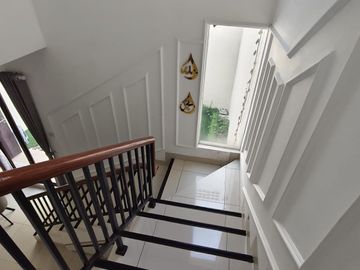 DIJUAL Apartemen Bassura City Lt 32 Full Furnished Lokasi sangat strategis dekat area perkantoran, dekat dengan Mall.
