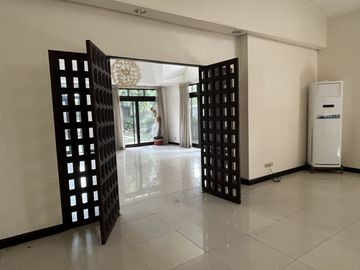 Prime Estate with Pool at Dasmariñas Village