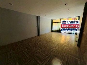 Three-story commercial building, 17 sq.wa., near Saeng Thong Fresh Market, Soi Mangkon-Khandi (Soi Phraeksa 11), Theparak Road, Phraeksa Road, Mueang