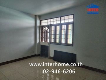 Three-story commercial building, 17 sq.wa., near Saeng Thong Fresh Market, Soi Mangkon-Khandi (Soi Phraeksa 11), Theparak Road, Phraeksa Road, Mueang