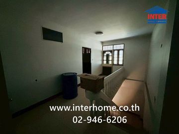 Three-story commercial building, 17 sq.wa., near Saeng Thong Fresh Market, Soi Mangkon-Khandi (Soi Phraeksa 11), Theparak Road, Phraeksa Road, Mueang
