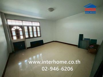 Three-story commercial building, 17 sq.wa., near Saeng Thong Fresh Market, Soi Mangkon-Khandi (Soi Phraeksa 11), Theparak Road, Phraeksa Road, Mueang