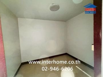 Three-story commercial building, 17 sq.wa., near Saeng Thong Fresh Market, Soi Mangkon-Khandi (Soi Phraeksa 11), Theparak Road, Phraeksa Road, Mueang