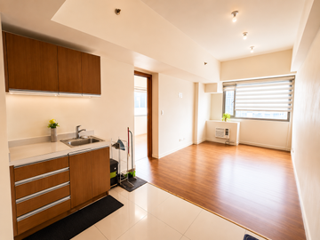 Luxury Urban Living | 1 Bedroom Condo for Sale in Eton Tower Makati, Makati CBD