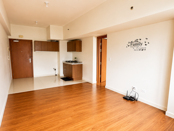 Luxury Urban Living | 1 Bedroom Condo for Sale in Eton Tower Makati, Makati CBD