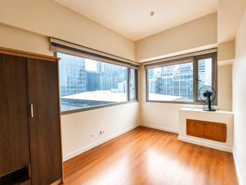 Luxury Urban Living | 1 Bedroom Condo for Sale in Eton Tower Makati, Makati CBD