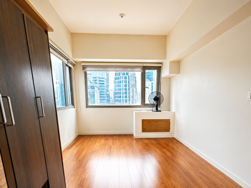 Luxury Urban Living | 1 Bedroom Condo for Sale in Eton Tower Makati, Makati CBD