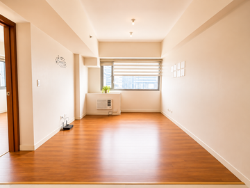 Luxury Urban Living | 1 Bedroom Condo for Sale in Eton Tower Makati, Makati CBD