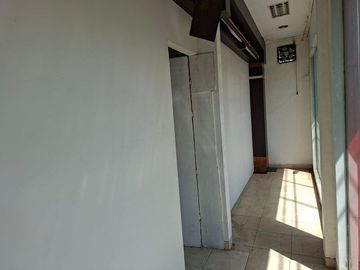 Ruko Strategis Dekat Plaza Ambarrukmo - Lokasi Bisnis Premium