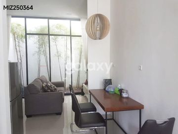 JUAL RUMAH SIAP HUNI TERAWAT ARAYA 2 POSISI DEPAN TAMAN
