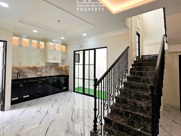 RUMAH ELEGANT MODERN CLASSIC, NYAMAN, MEWAH DAN SIAP HUNI DI NUSA LOKA - BSD