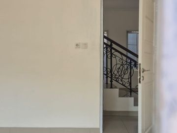 Disewakan Rumah di cluster Trimezia, gading serpong