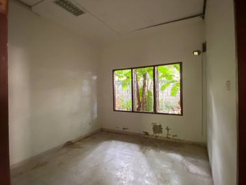 Disewakan Gudang Strategis di Jl. Pemuda Depok – Parkiran Luas, Cocok untuk Ekspedisi, Toko Retail