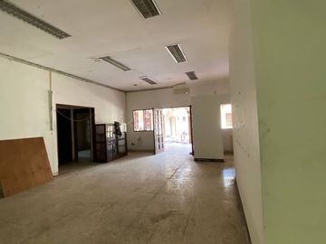 Disewakan Gudang Strategis di Jl. Pemuda Depok – Parkiran Luas, Cocok untuk Ekspedisi, Toko Retail