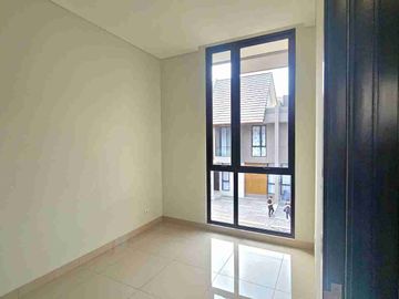 Disewakan Rumah Type Deluxe 3 KT di Cluster Viola Summarecon Crown Gading Bekasi