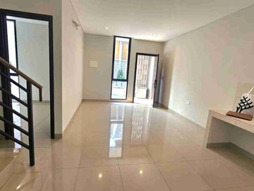 Disewakan Rumah Type Deluxe 3 KT di Cluster Viola Summarecon Crown Gading Bekasi