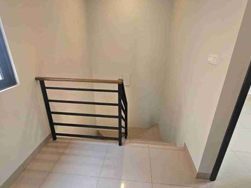 Disewakan Rumah Type Deluxe 3 KT di Cluster Viola Summarecon Crown Gading Bekasi
