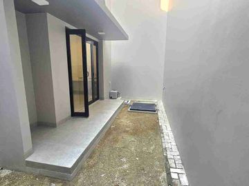 Disewakan Rumah Type Deluxe 3 KT di Cluster Viola Summarecon Crown Gading Bekasi