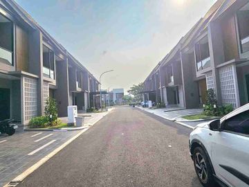 Disewakan Rumah Type Deluxe 3 KT di Cluster Viola Summarecon Crown Gading Bekasi