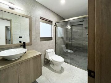 Casa en Venta en Fracc. Lomalta, Morelia! 🌳✨  Vive en un exclusivo fraccionamiento con amplias áreas verdes, seguridad y amenidades para la familia