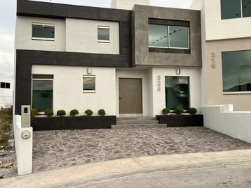 Casa en Venta en Fracc. Lomalta, Morelia! 🌳✨  Vive en un exclusivo fraccionamiento con amplias áreas verdes, seguridad y amenidades para la familia